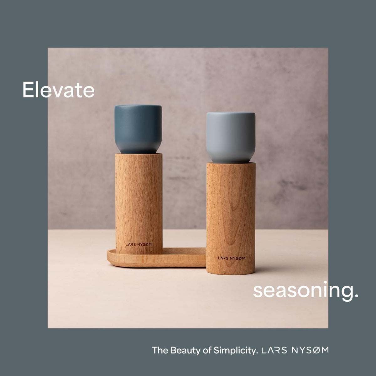 LARS NYSØM Wooden Salt and Pepper Grinder Set Manual with Tray - Salt and Pepper Mills with Adjustable Ceramic Grinder - Elegant Beechwood Pepper and Salt Mill Set for Dining Table (Carbon Black)