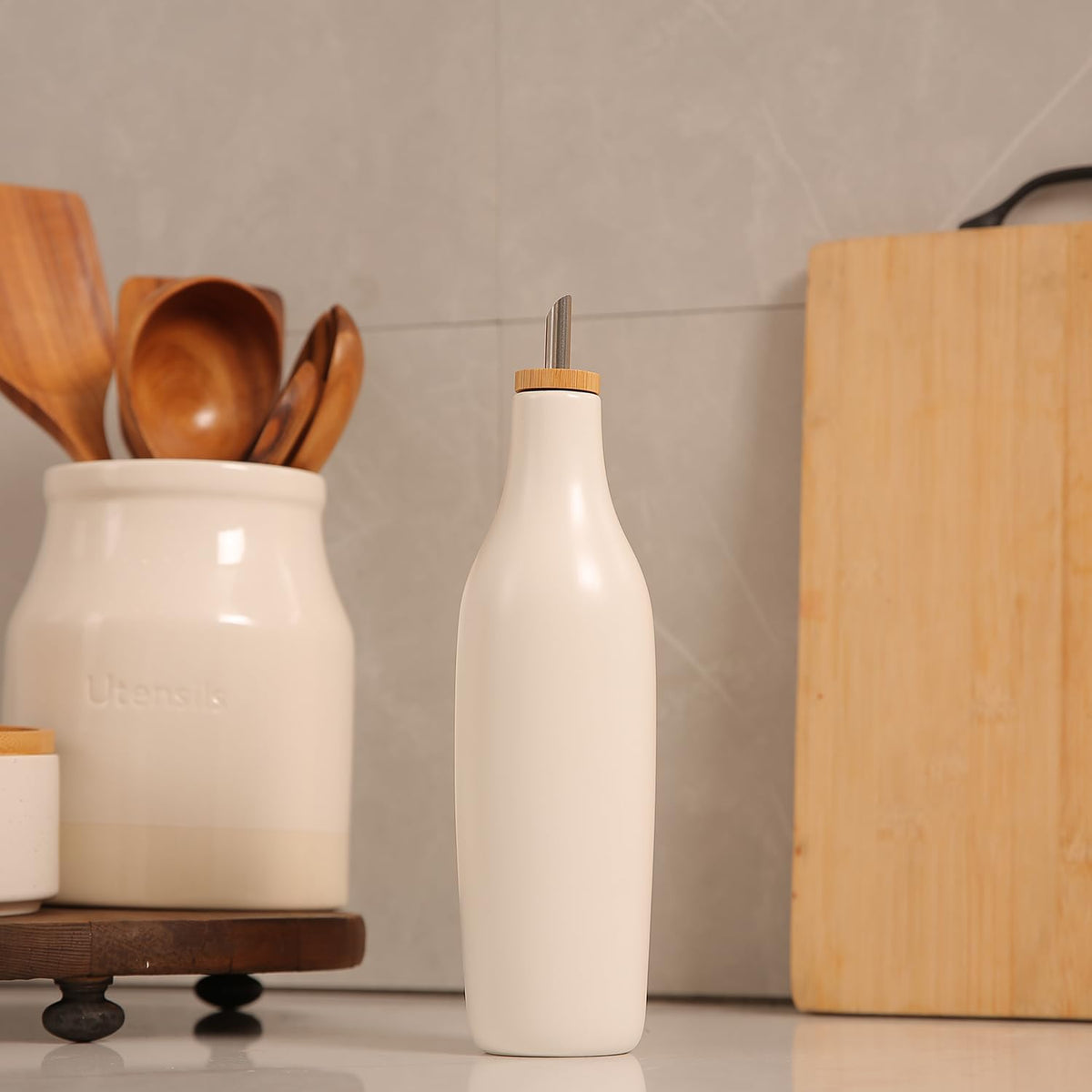 HOMCDALY Ceramic Olive Oil Dispenser for Kitchen, Stoneware 16oz Oil and Vinegar Bottles Dispenser, Kitchen Dispenser Bottle for EVOO Vinegar Syrups, Modern Farmhouse Design(W)