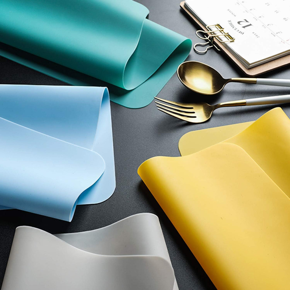 Silicone Placemats, Food-Grade Non-Slip Waterproof, Dining, Stain Resistant, Countertop Protector, Kitchen Counter Mat, Heat Resistant, Baking mat Dishwasher Safe (15.7x11.8Inch-4pack, Translucent)