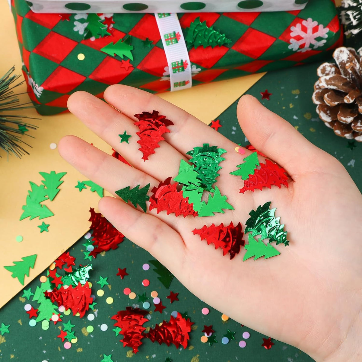 MARFOREVER Christmas Glitter Confetti, Tree Metallic Foil Confetti Party Scatter Red Green Xmas Stars Sequins Sprinkles Table for Winter Christmas Party Supplies Decorations