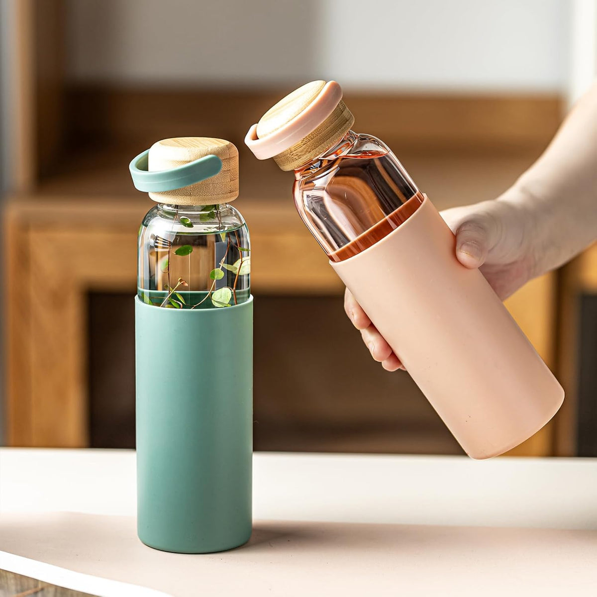 21oz Borosilicate Glass Water Bottles with Silicone Non-Slip Sleeve & Leak-Proof Lid-Reusable Drink Bottle for Office,Travel,Gym,Hiking-BPA Free,Ideal Gift for Home,Car &Fitness (Green)