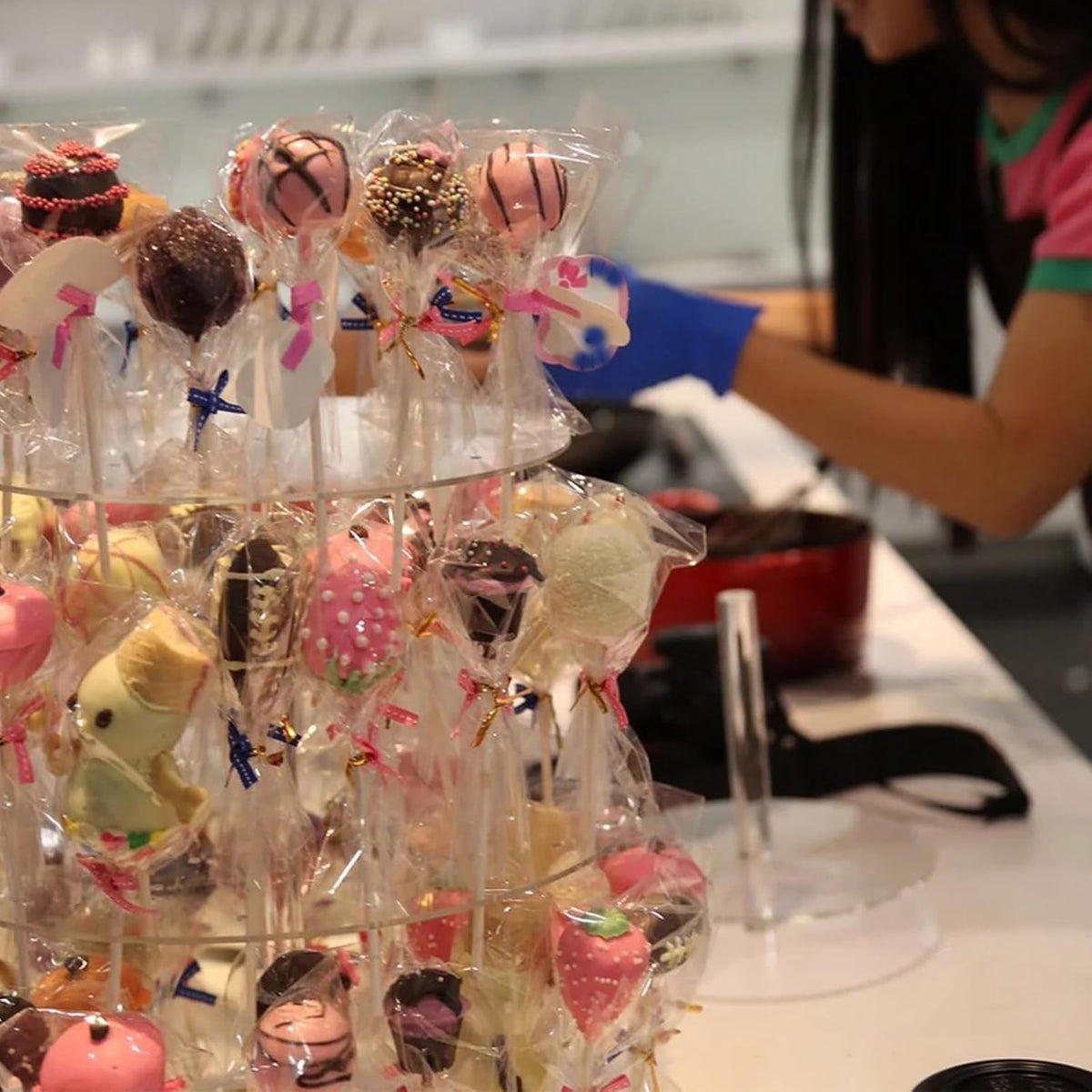 Cake Pop Kit, 100 6 inch Cake Pop Sticks, 100 Cake Pop Bags, 100 Twist Ties, 1 Cake Pop Mold Roller, Cake Pop Maker for Cake pops, Lollipop, Candies, Chocolates and Cookies (Pink)