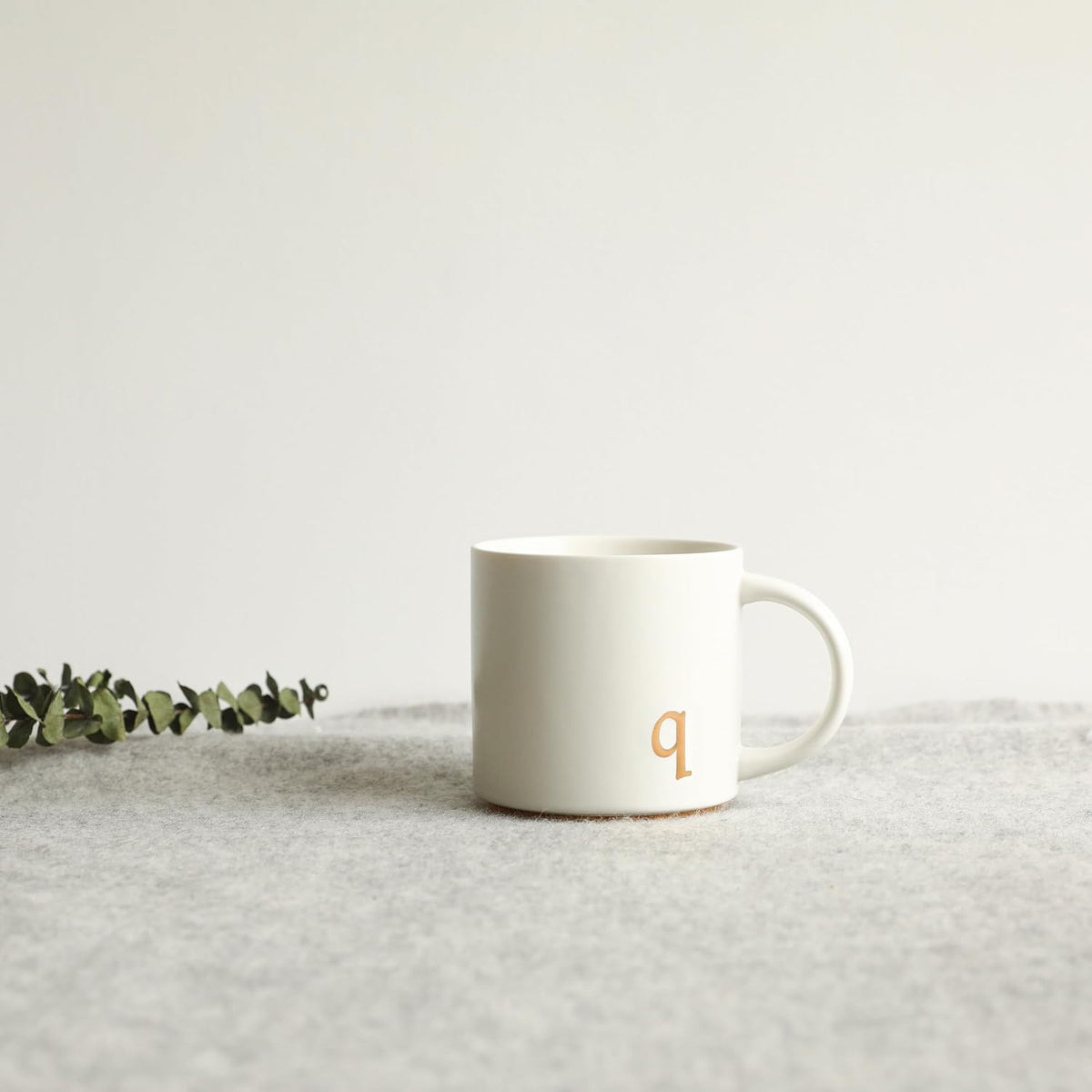 COLLECTIVE HOME - Monogram Ceramic Mugs, 15 oz Golden Initial Coffee Cups, Elegant Alphabet Tea Mugs, Elegant Personalized Mug with Gift Box, Luxurious Cups for Office and Home (q)