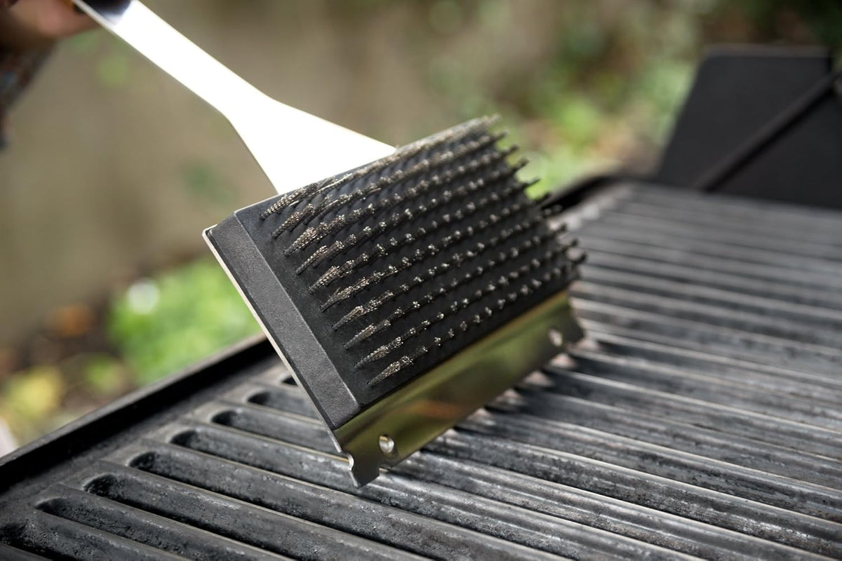 Outset QVG40 Verde Collection Grill Brush with Replaceable Bristles and Scraper