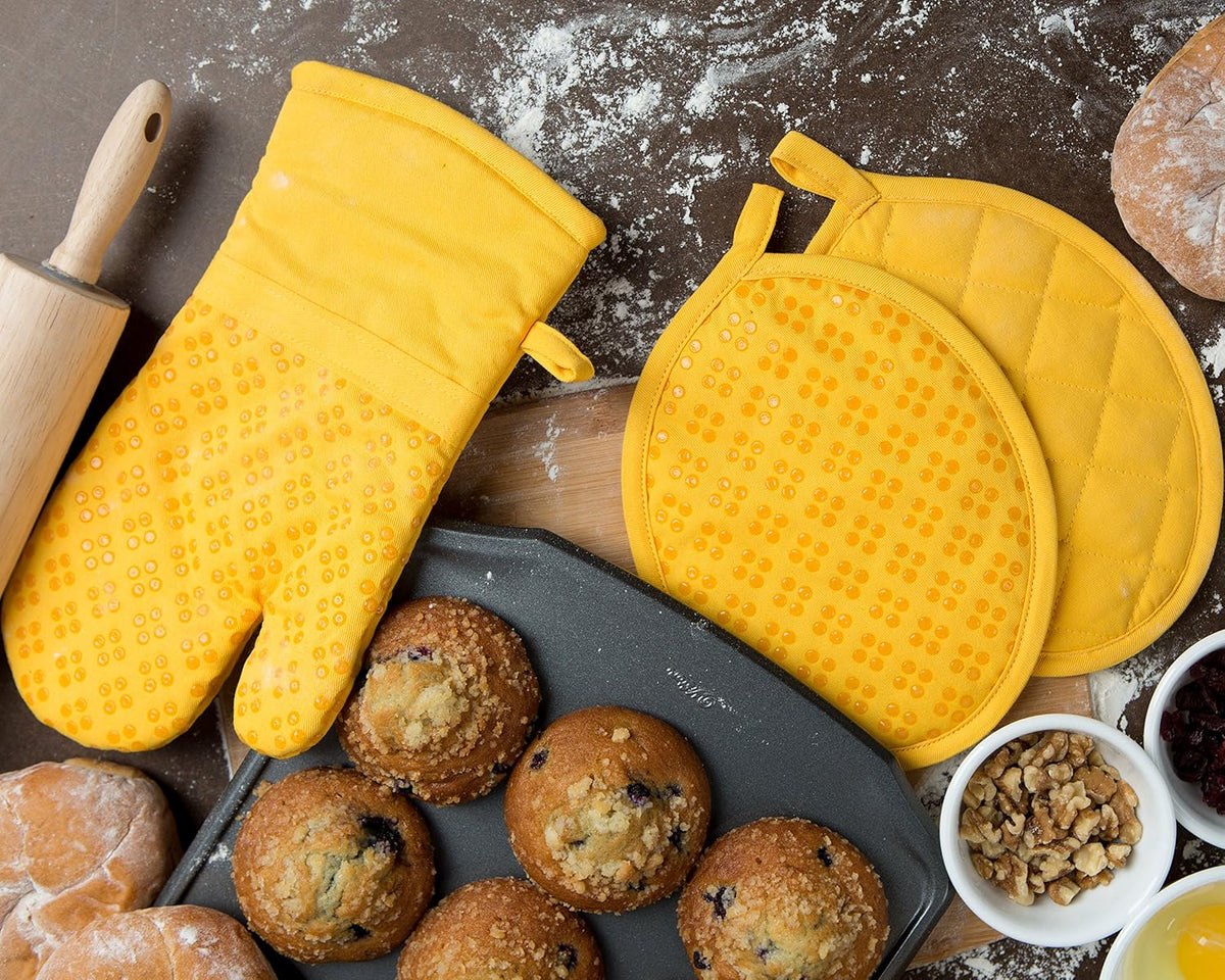 Sticky Toffee Oven Mitt and Pot Holder Set of 3 – Yellow Non-Slip Kitchen Hot Pads and Mitts with Silicone Grip, 100% Cotton Shell, Oeko-Tex Cotton